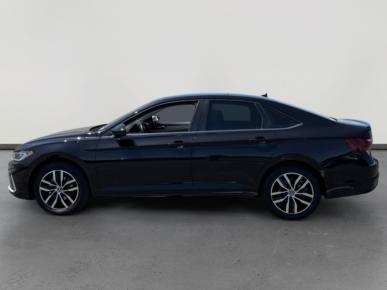 Certified 2025 Volkswagen Jetta SE w/ Sunroof Package image 2