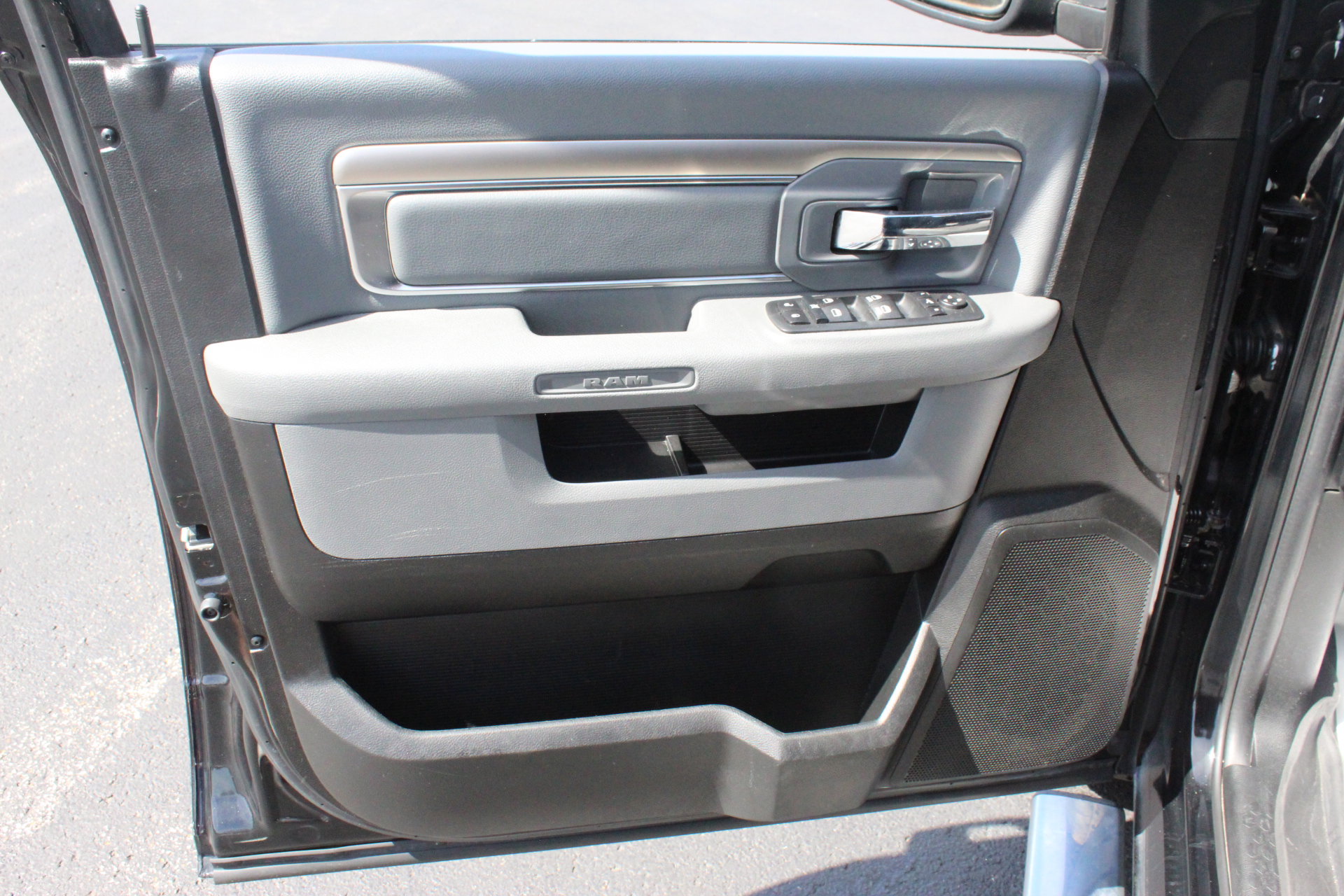 Used 2020 RAM 1500 Classic SLT w/ Luxury Group RWD image 12