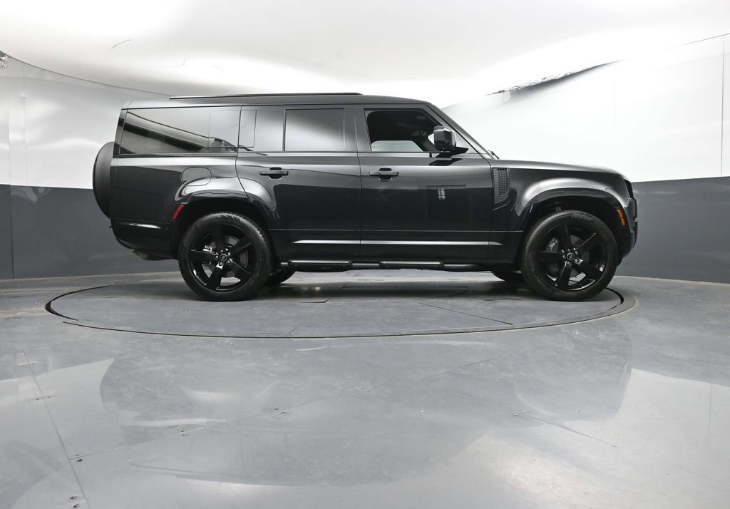 Used 2025 Land Rover Defender 130 X-Dynamic SE AWD/4WD image 29