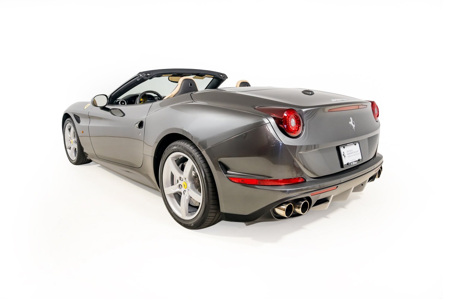 Used 2015 Ferrari California T RWD image 16
