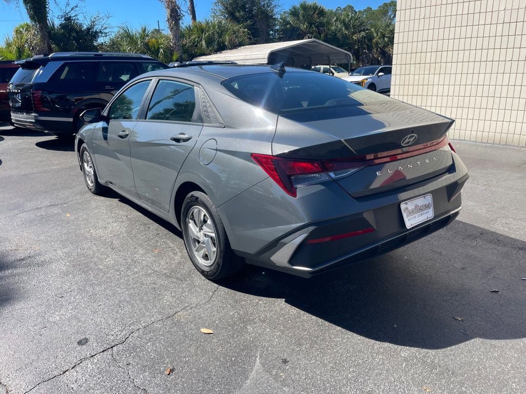 Used 2025 Hyundai Elantra SE FWD image 3