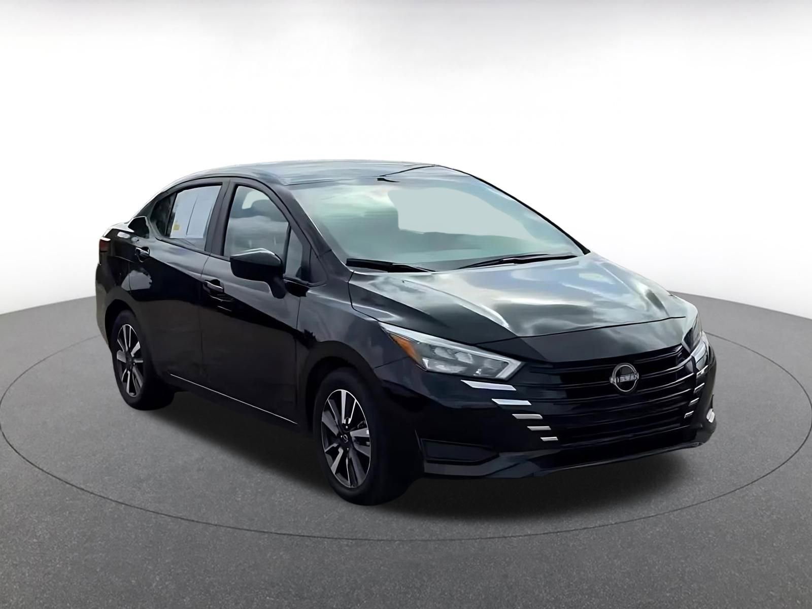 Used 2025 Nissan Versa SV image 3