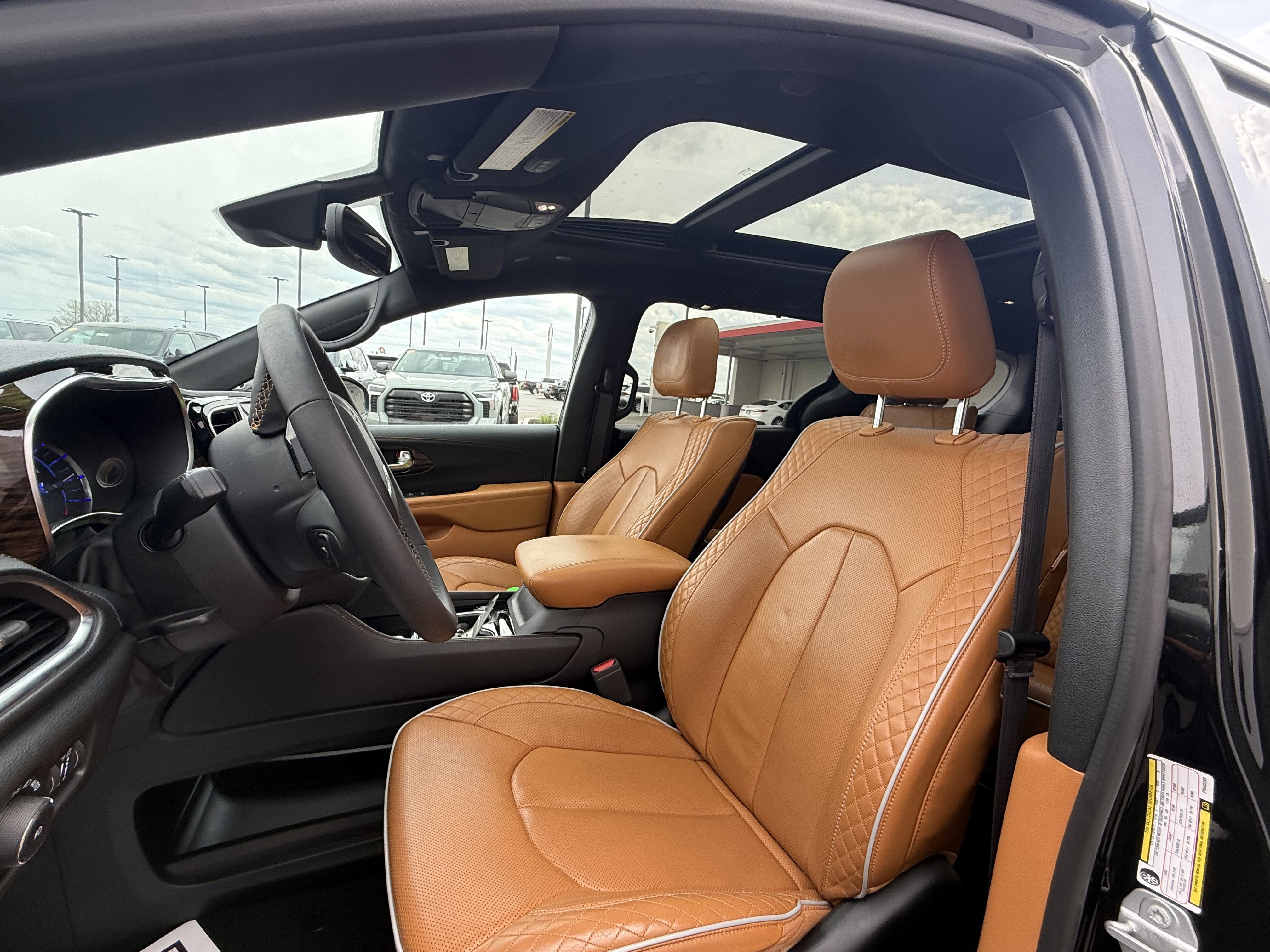 Used 2023 Chrysler Pacifica Pinnacle image 5