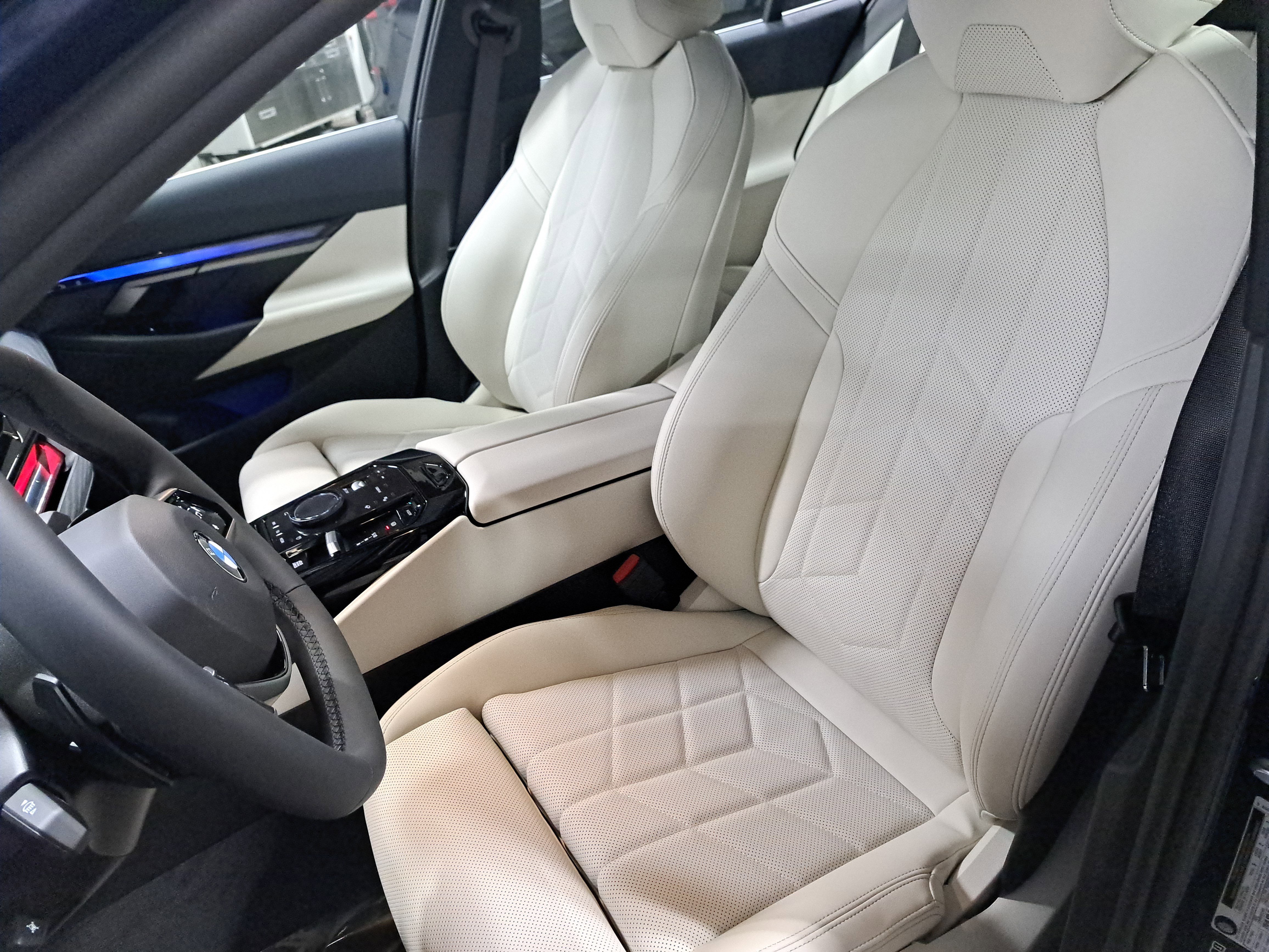 New 2026 BMW 530i xDrive w/ Premium Package AWD/4WD image 15