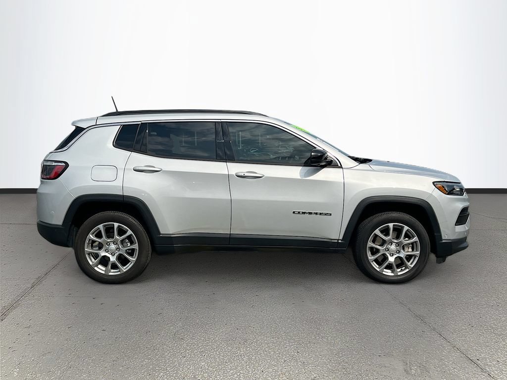 Used 2024 Jeep Compass Latitude AWD/4WD image 8