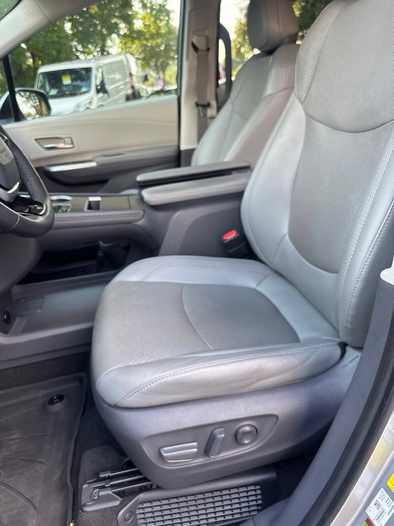 Used 2021 Toyota Sienna Limited FWD image 16