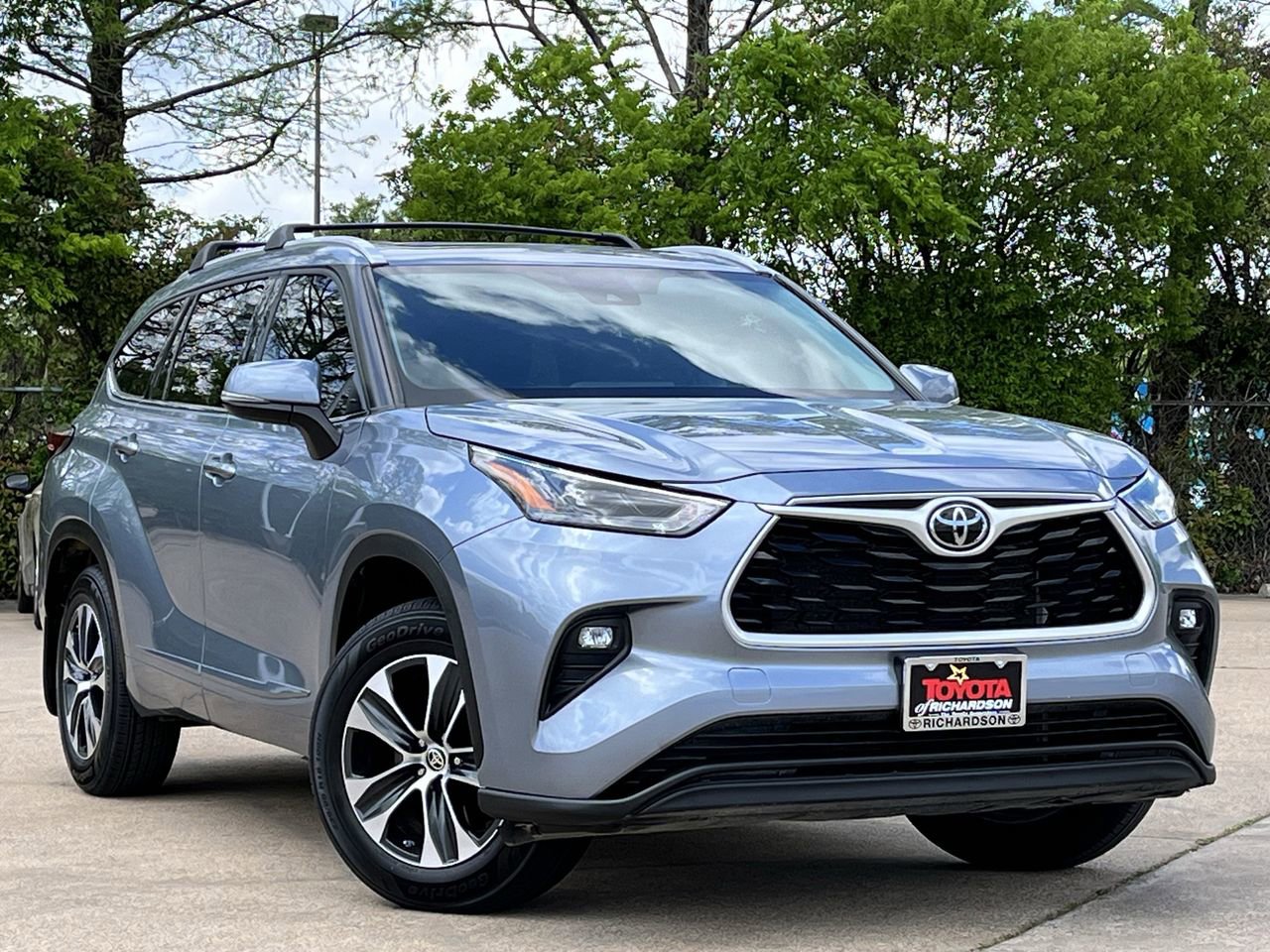 Used 2022 Toyota Highlander XLE image 2