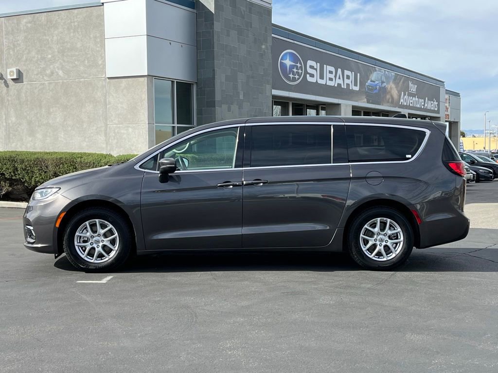 Used 2023 Chrysler Pacifica Touring-L image 6