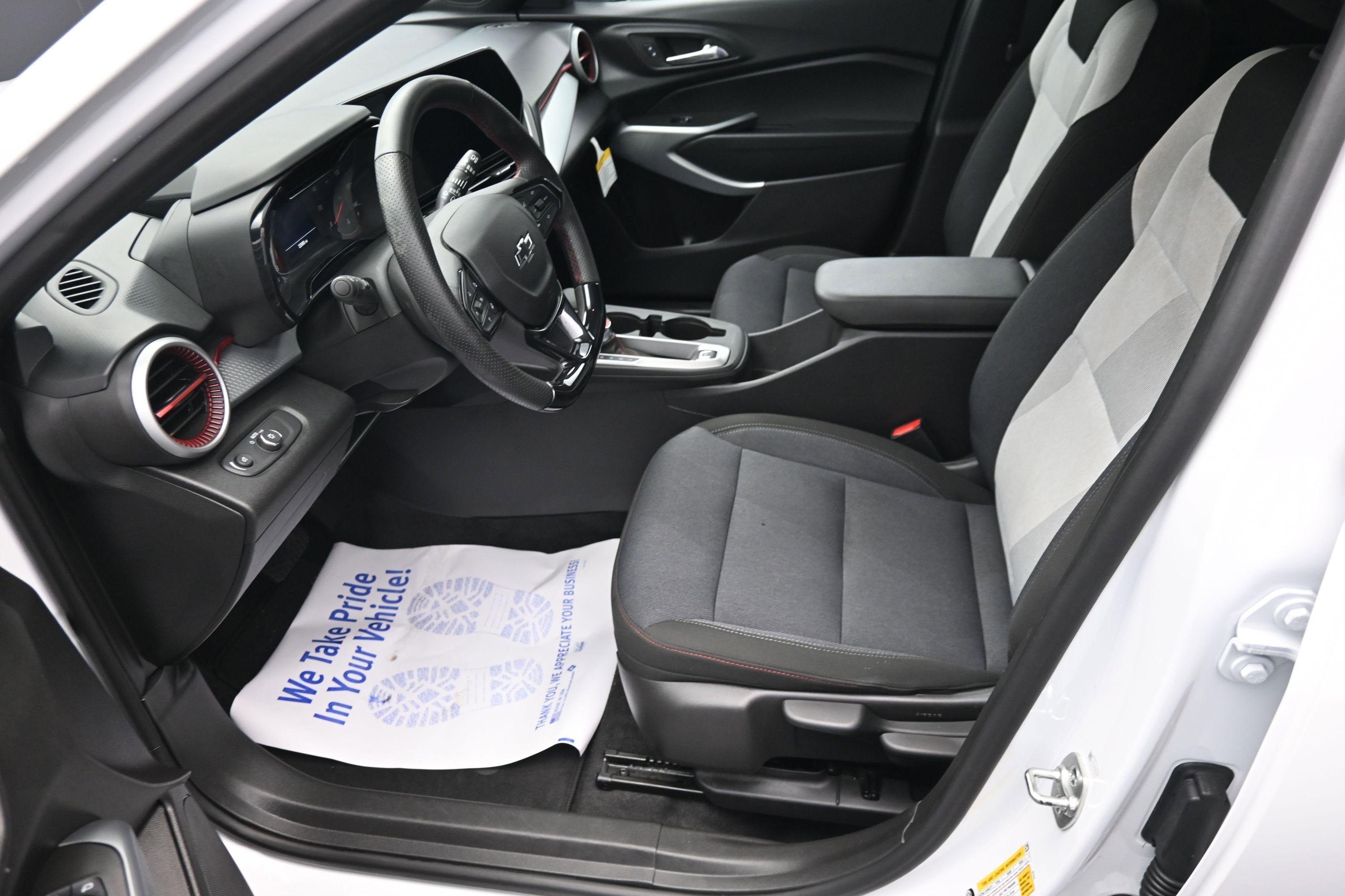 Used 2025 Chevrolet Trax RS w/ Sunroof Package FWD image 10