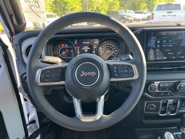 Used 2025 Jeep Wrangler Unlimited Sahara AWD/4WD image 16
