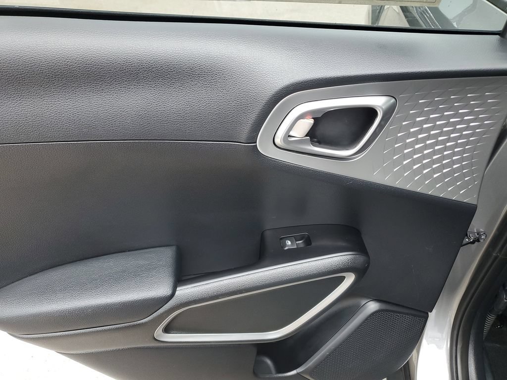 Used 2023 Kia Soul LX w/ LX Technology Package FWD image 16