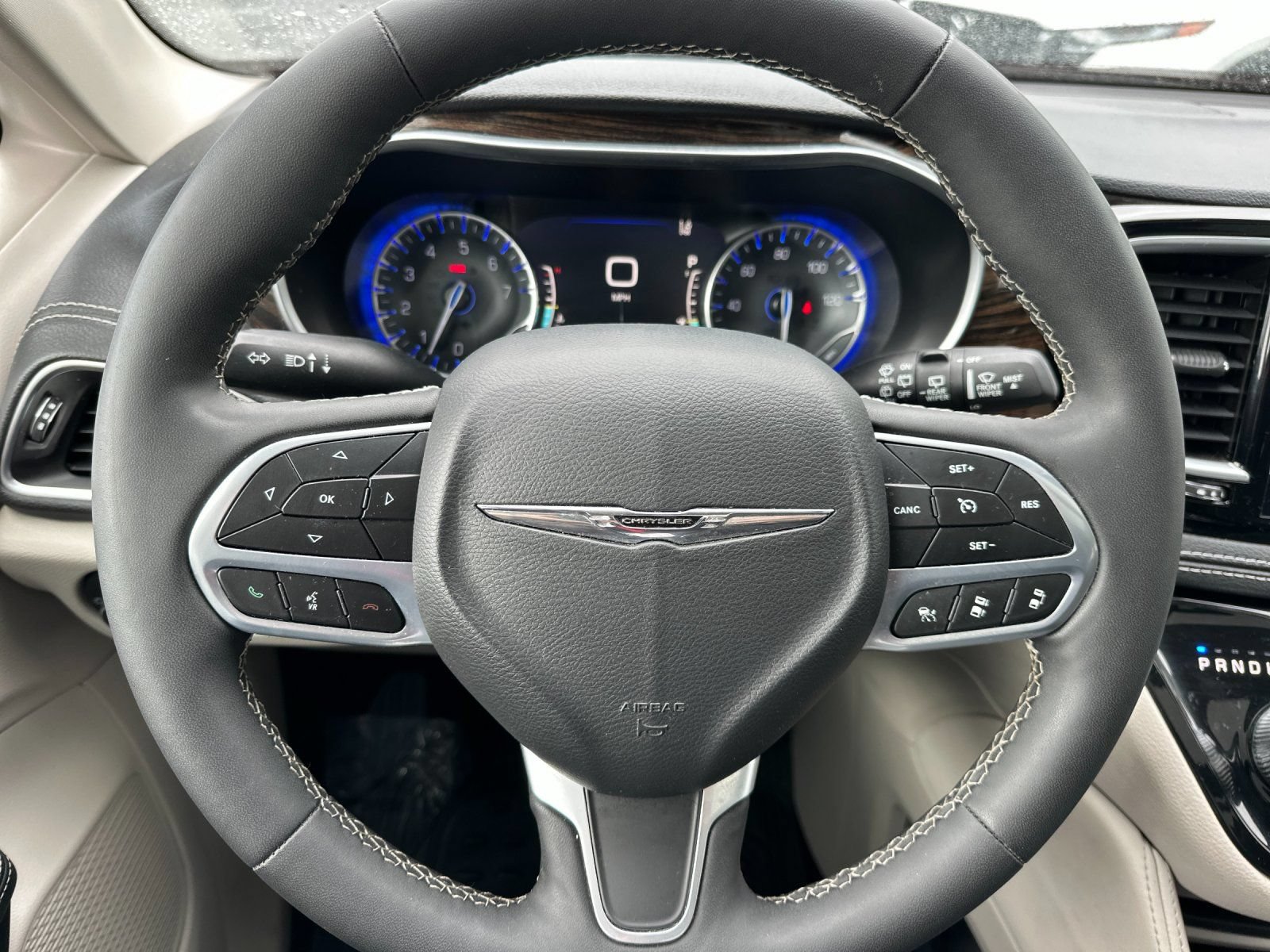 Used 2023 Chrysler Pacifica Limited FWD image 27