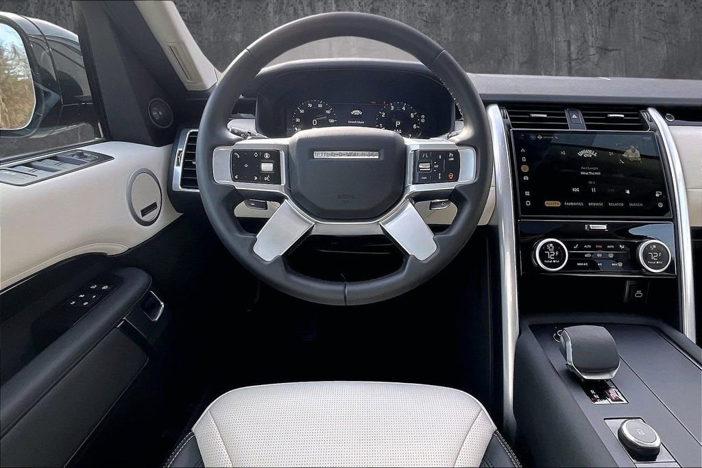 Certified 2025 Land Rover Discovery S image 8