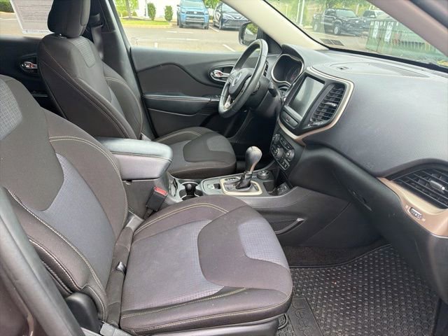 Used 2015 Jeep Cherokee Latitude w/ Cold Weather Group AWD/4WD image 8