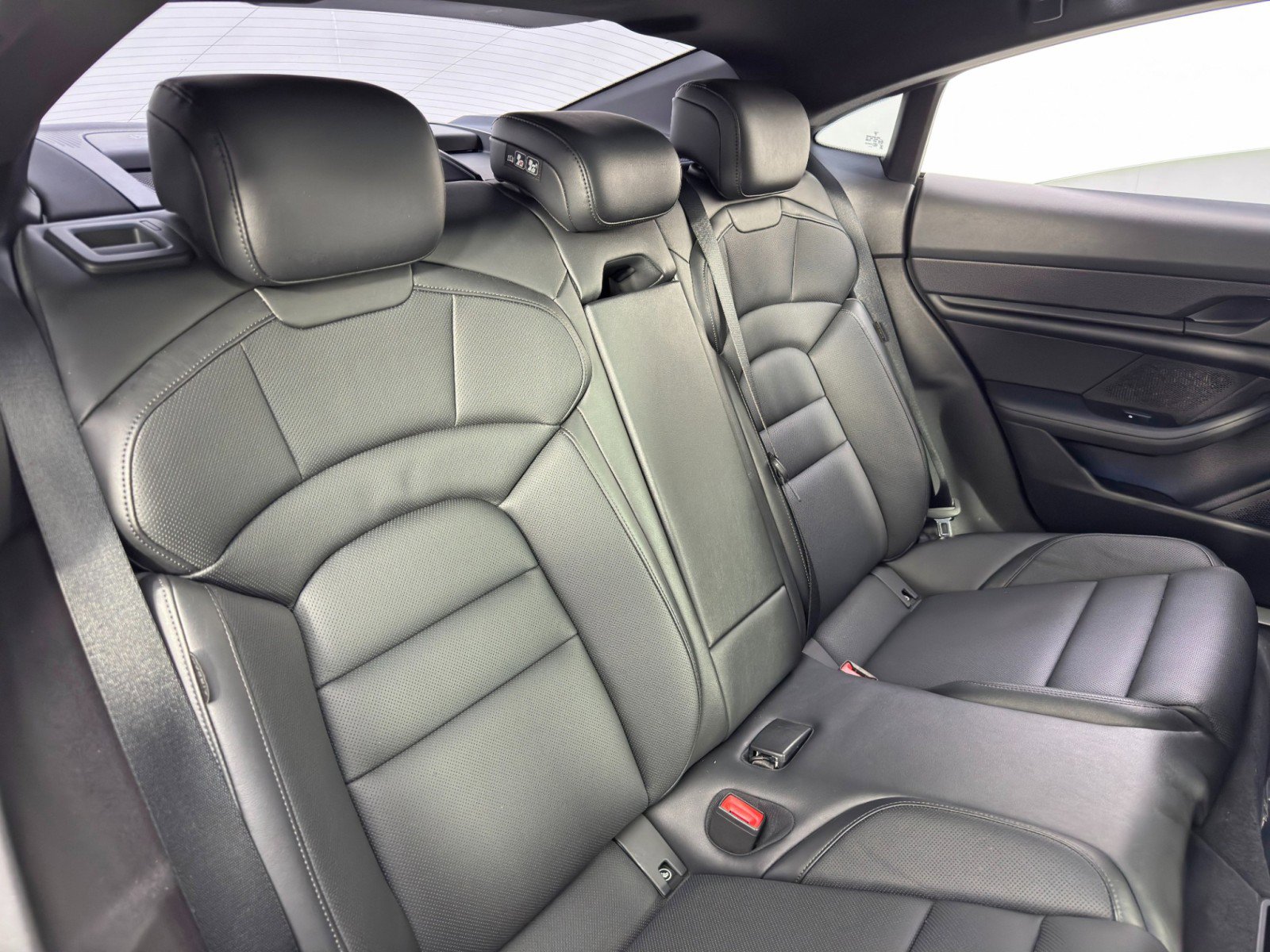 Used 2023 Porsche Taycan 4S w/ Premium Package image 42