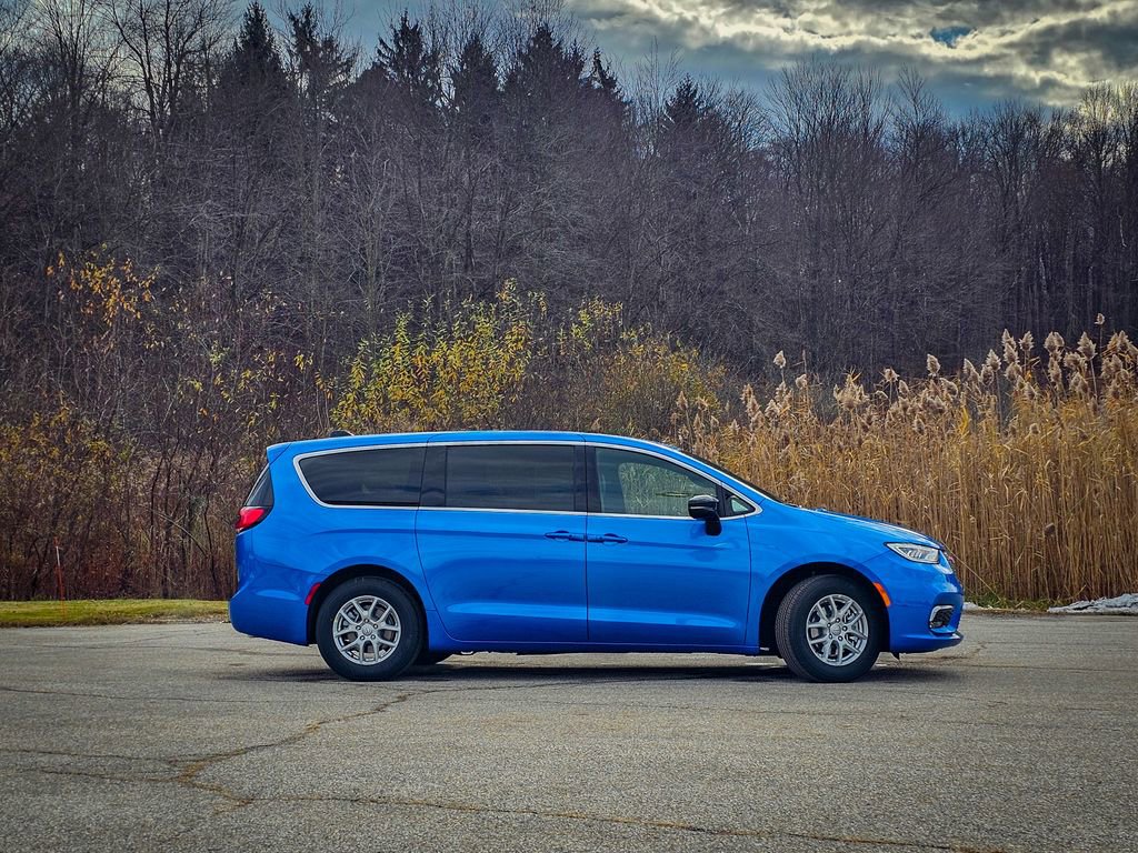 New 2026 Chrysler Pacifica Select image 3