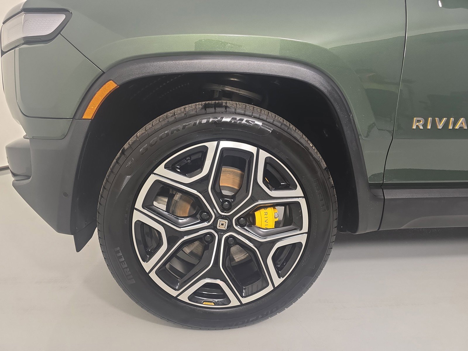 Used 2024 Rivian R1S Adventure AWD/4WD image 9