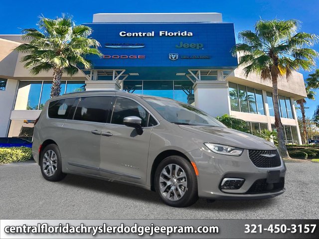 Used 2023 Chrysler Pacifica Pinnacle FWD image 1