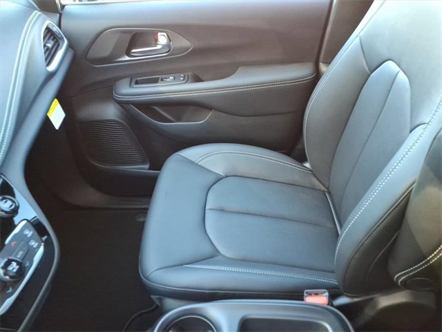 New 2026 Chrysler Pacifica Select image 23
