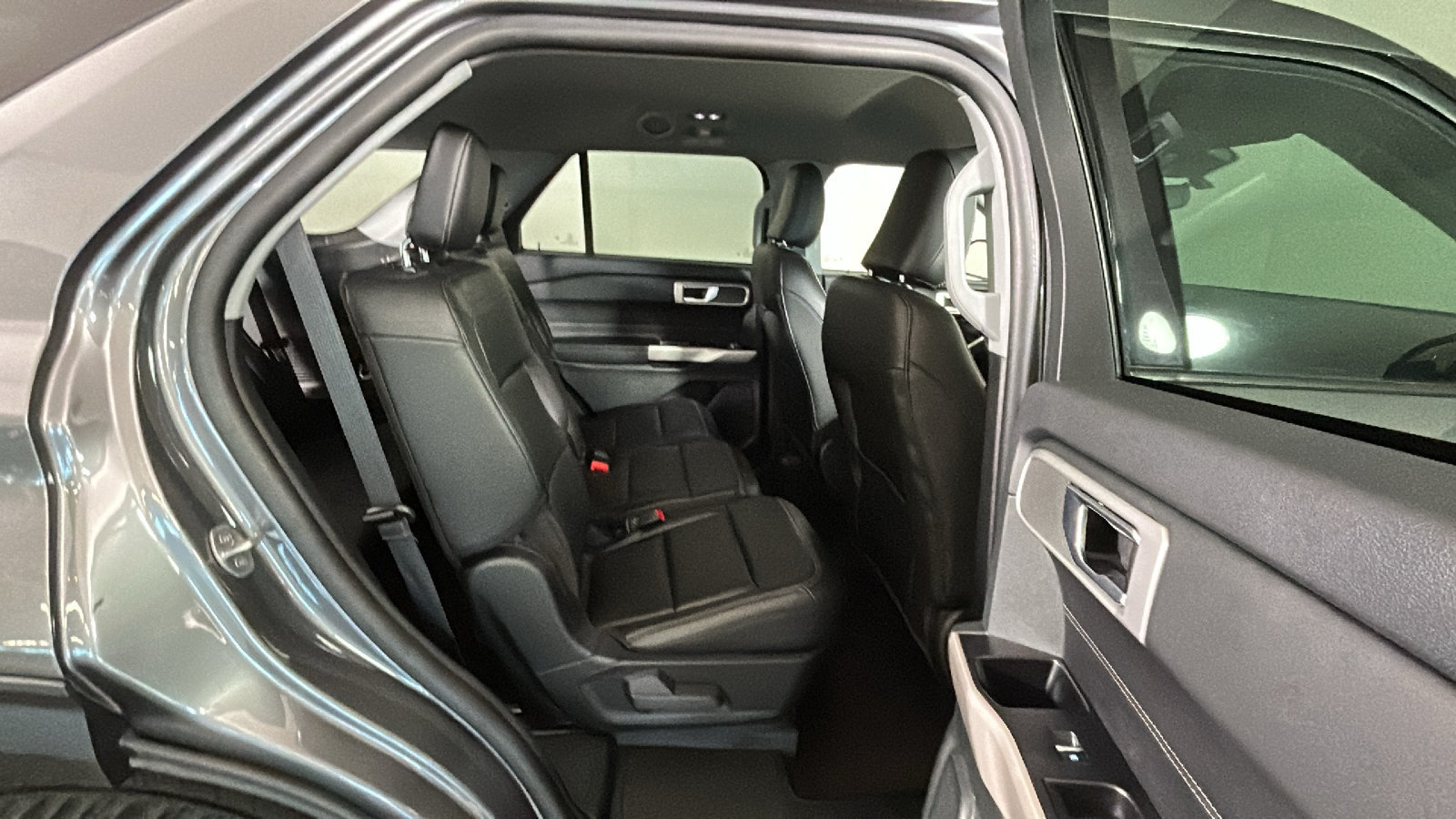 Used 2023 Ford Explorer XLT w/ Equipment Group 202A AWD/4WD image 35