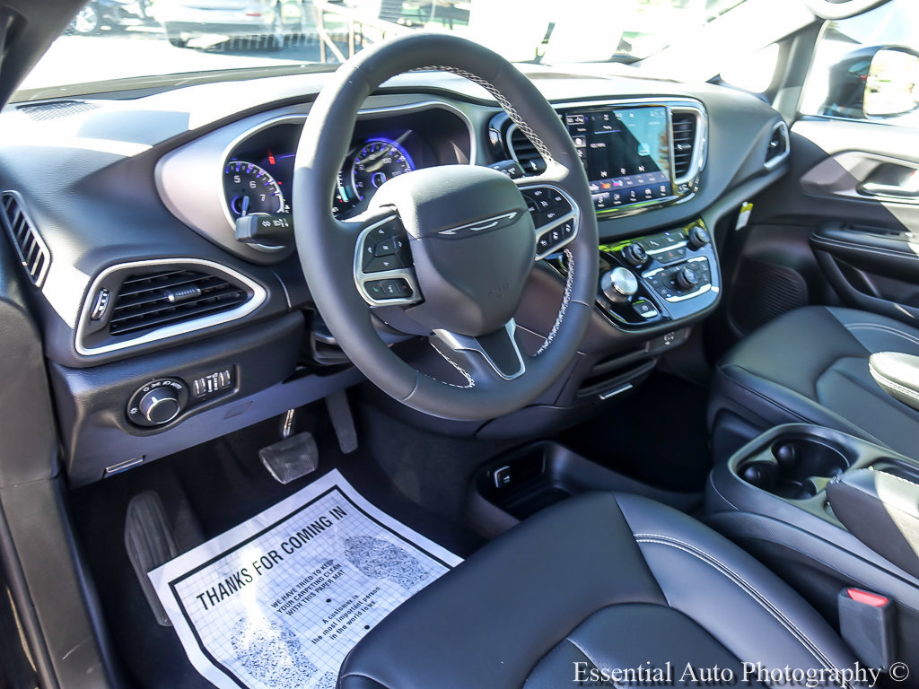 Used 2027 Chrysler Pacifica Select FWD image 12