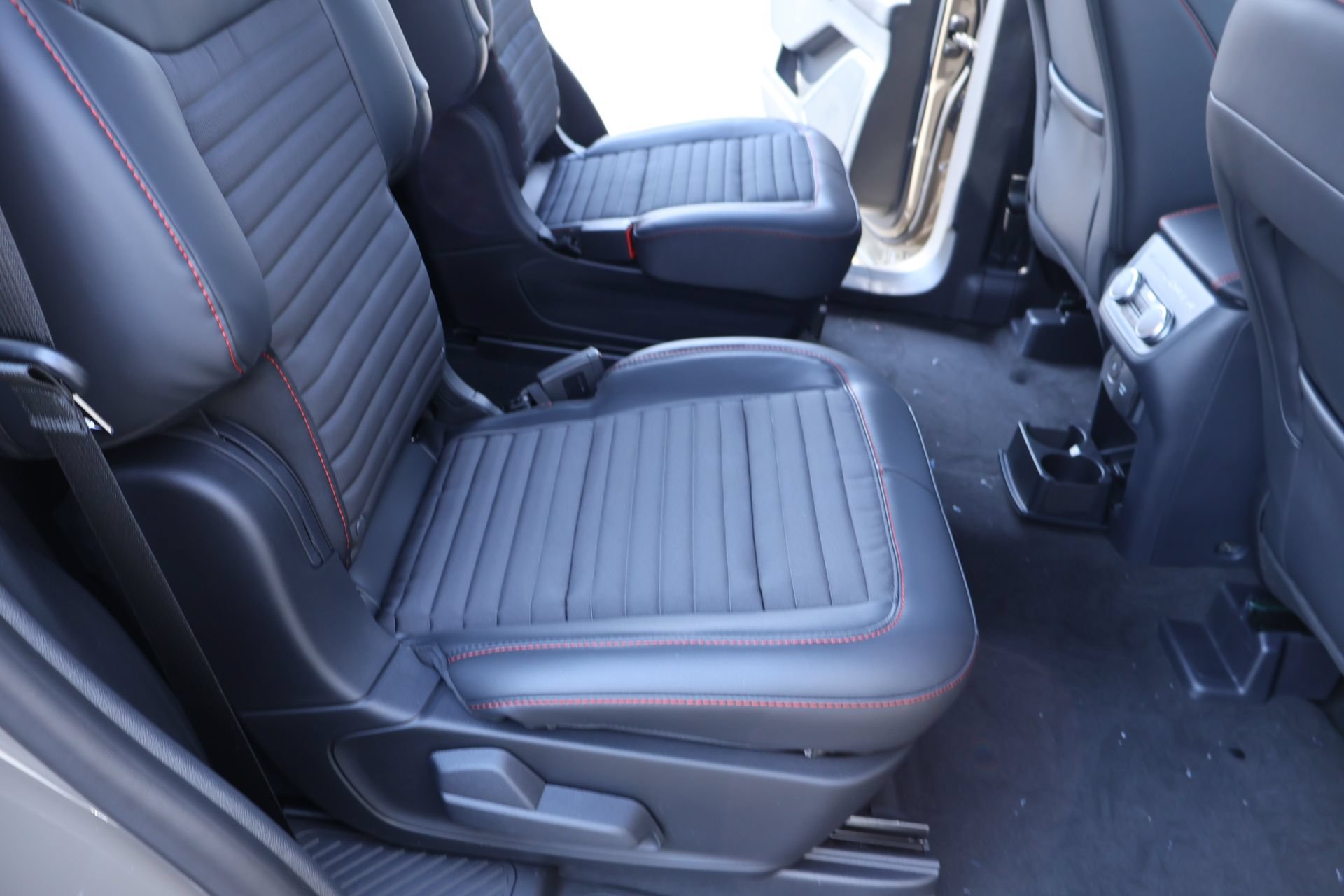 New 2026 Ford Explorer ST-Line w/ ST-Line Street Pack AWD/4WD image 16