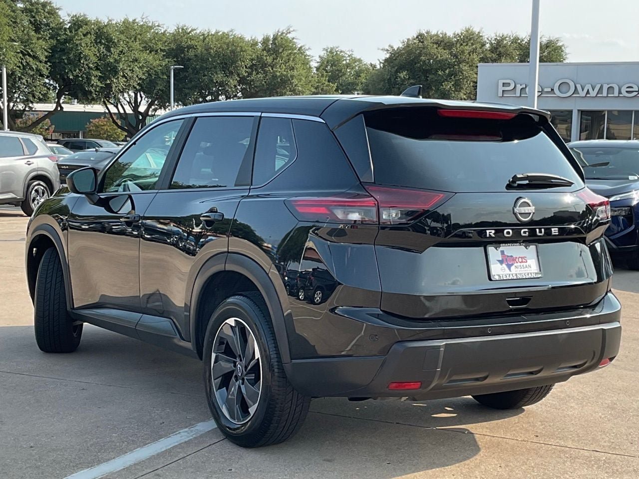 Used 2025 Nissan Rogue SV FWD image 6