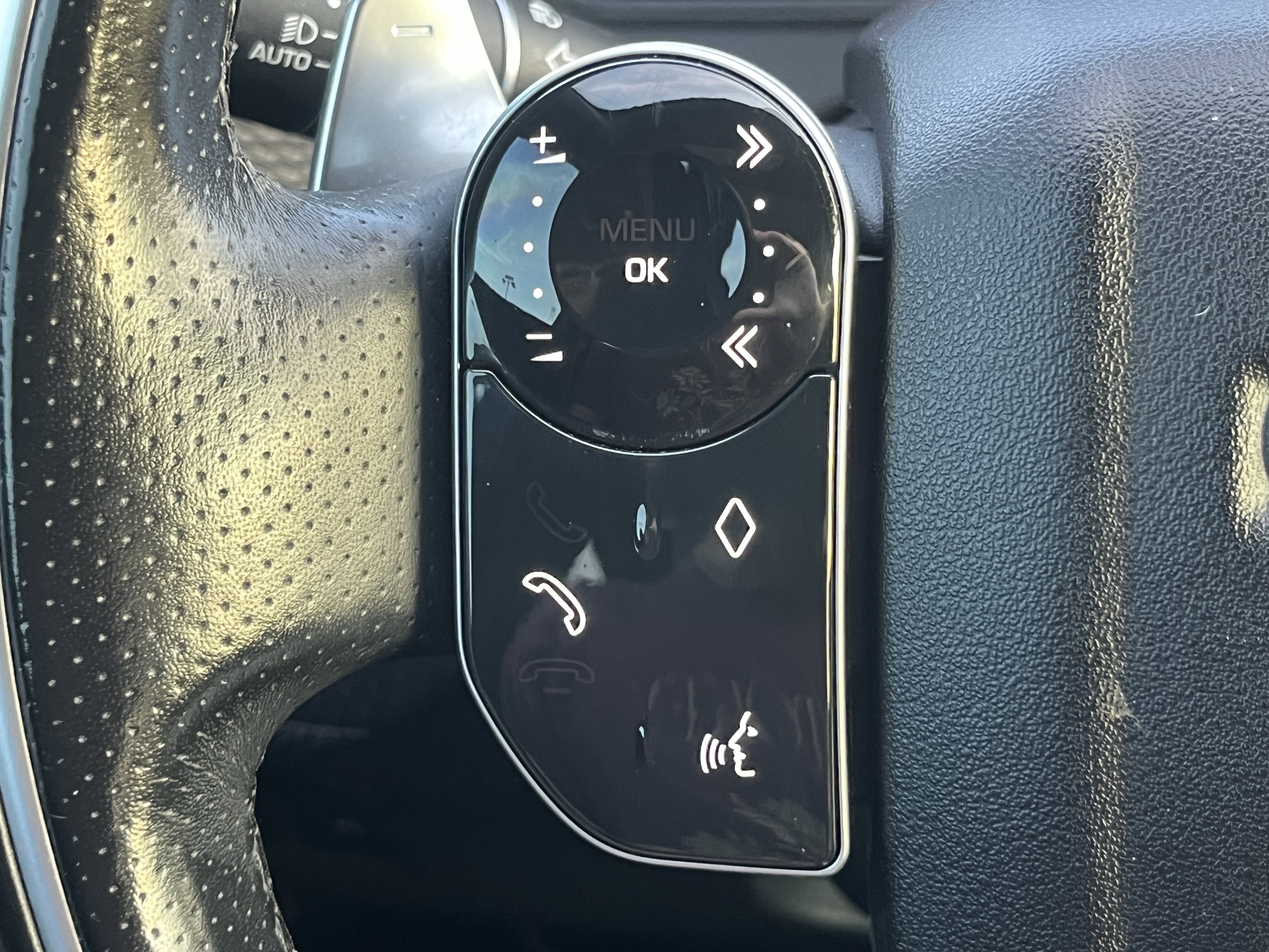 Used 2018 Land Rover Range Rover Velar R-Dynamic SE AWD/4WD image 19