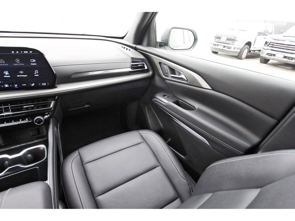 Used 2025 Chevrolet Traverse LT image 10