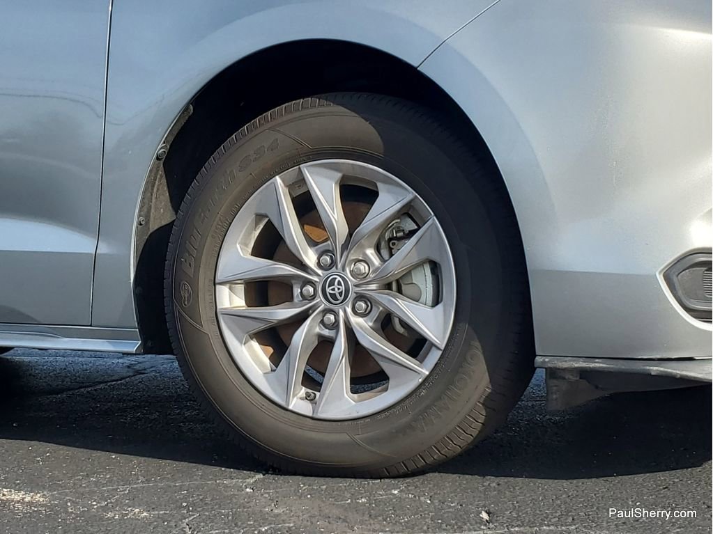 Used 2024 Toyota Sienna LE FWD image 8