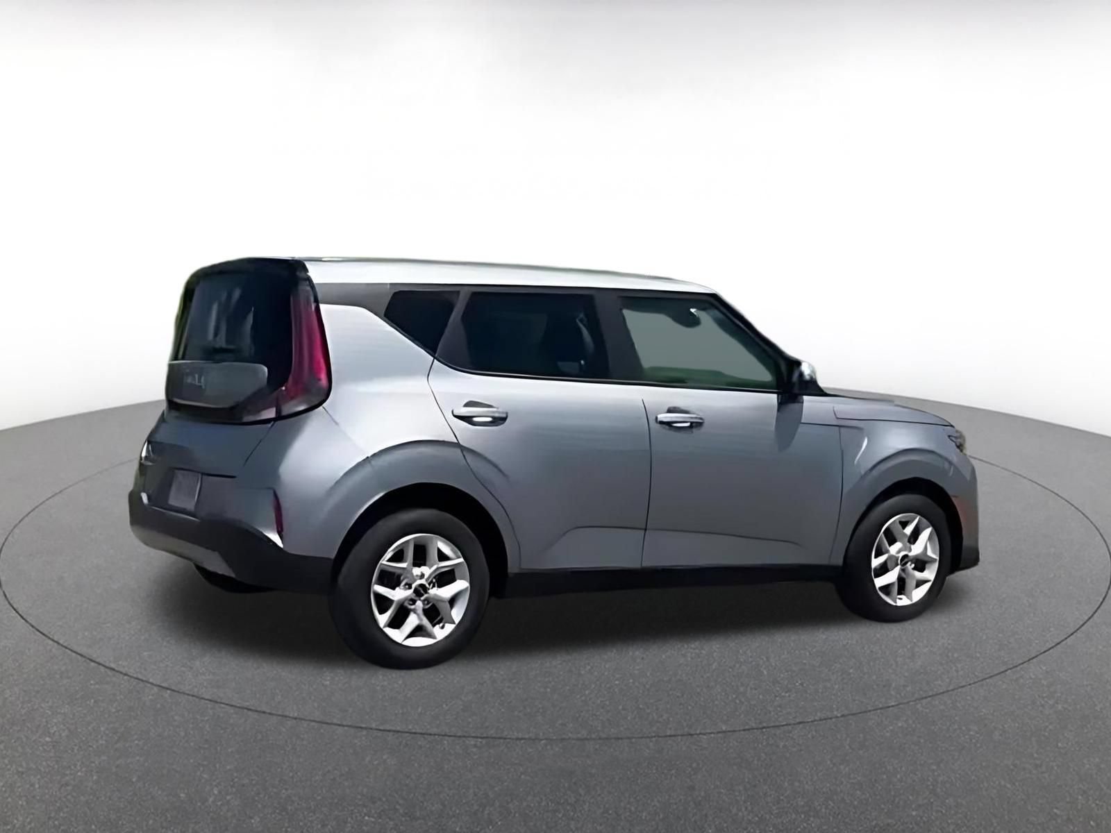 Used 2025 Kia Soul LX w/ LX Technology Package FWD image 9