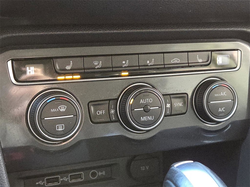 Used 2020 Volkswagen Tiguan SE image 28