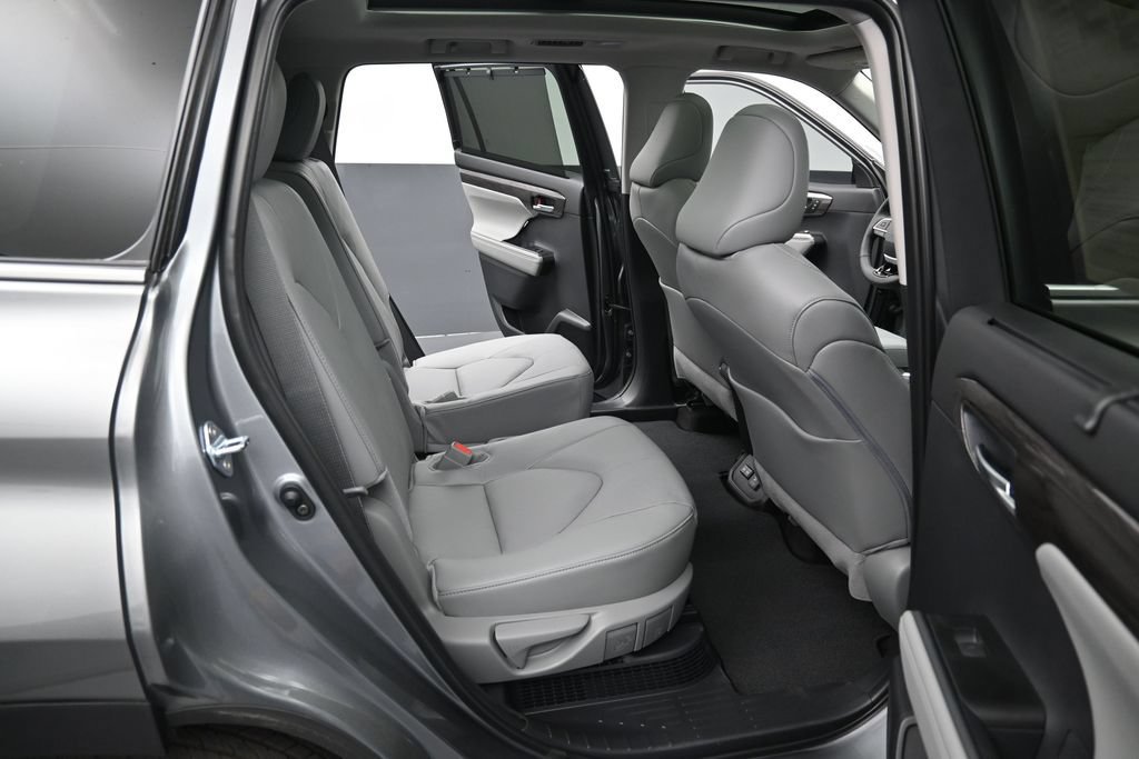 Certified 2026 Toyota Highlander Platinum AWD/4WD image 35