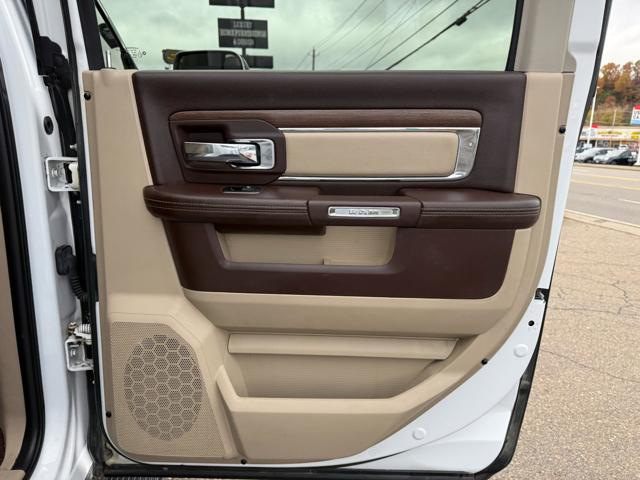 Used 2015 RAM 3500 Laramie w/ Convenience Group image 27