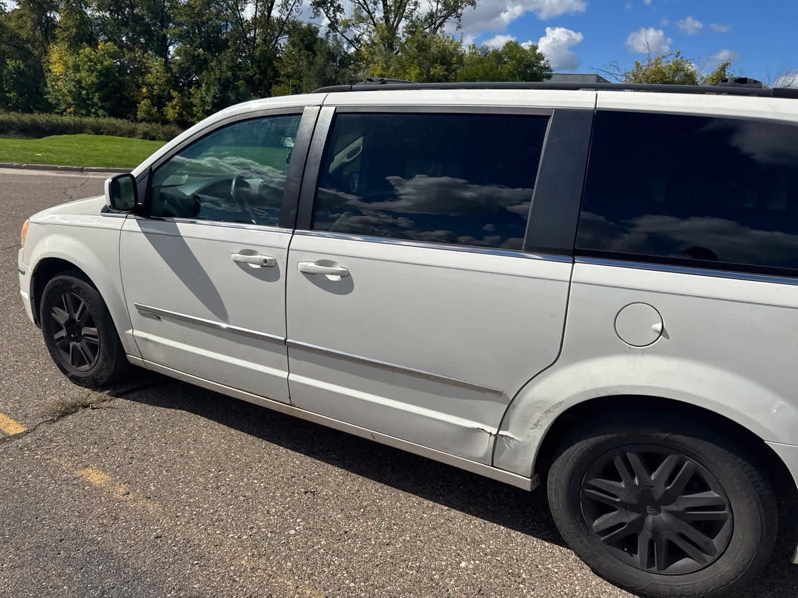 Used 2010 Chrysler Town & Country Touring FWD image 20