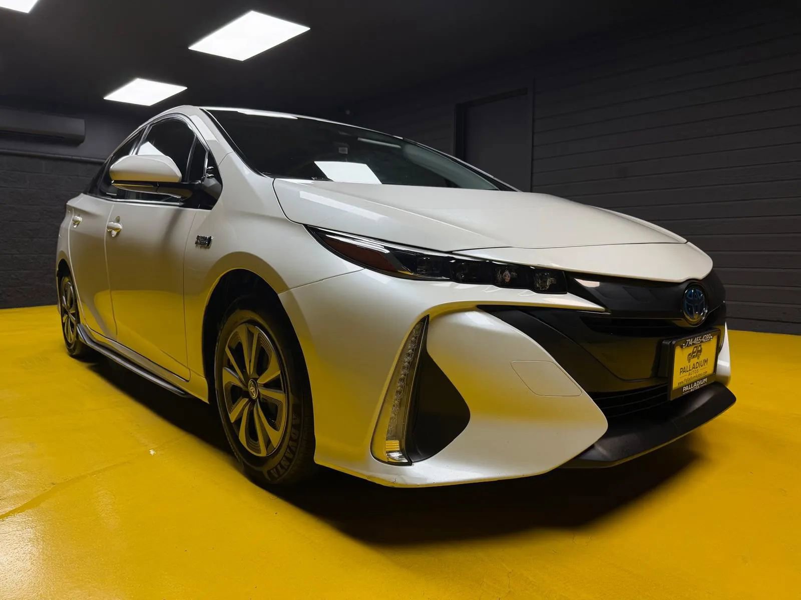 Used 2017 Toyota Prius Prime Premium w/ Preferred Accessory Package FWD image 2