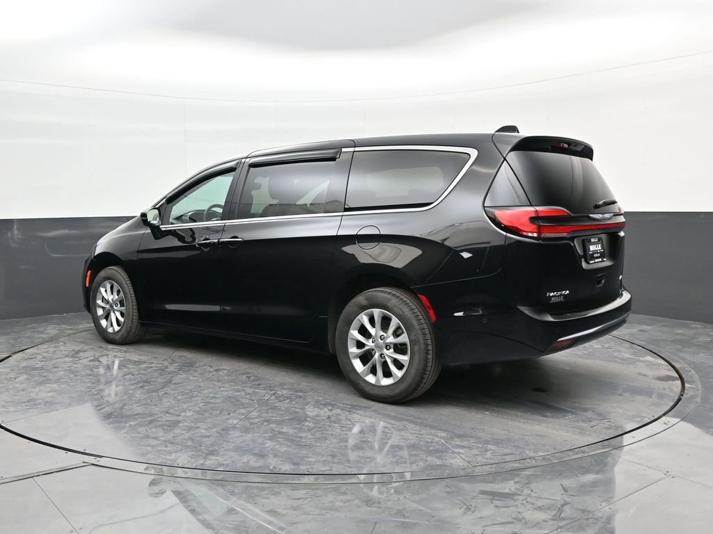 Used 2025 Chrysler Pacifica Select image 5