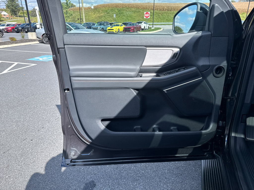 New 2025 Ford Expedition Active image 28