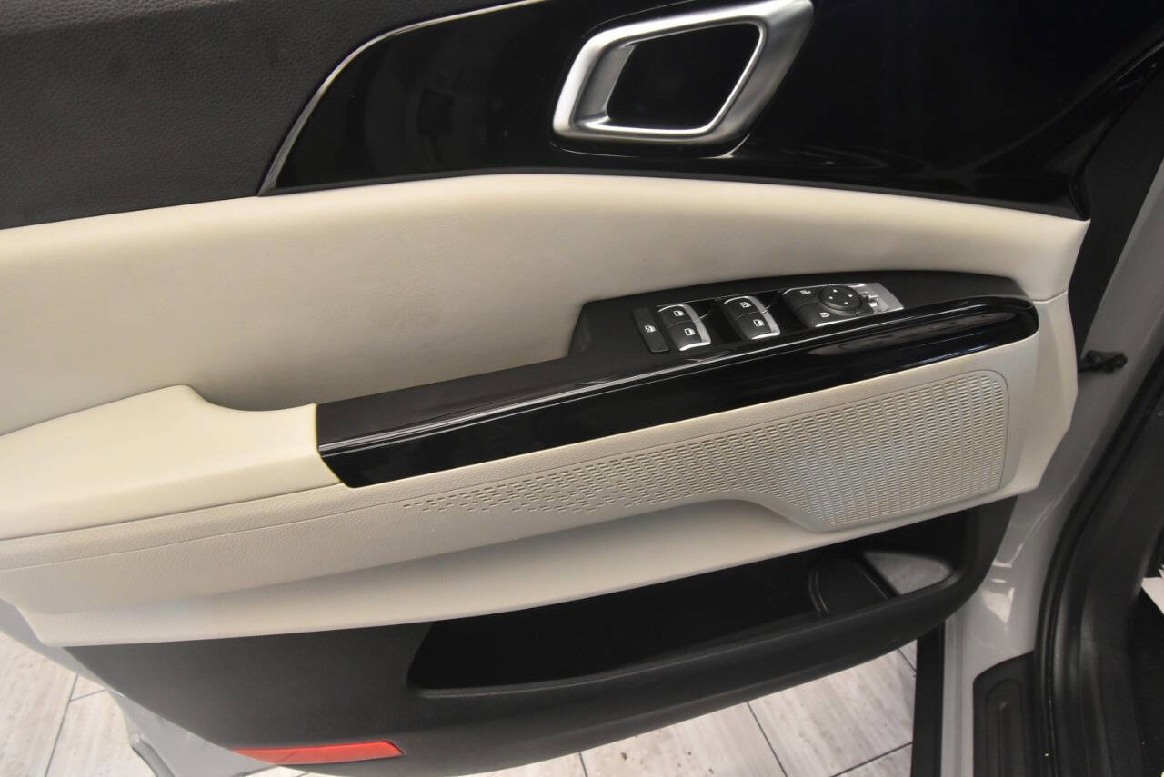 Used 2024 Kia Carnival EX FWD image 13