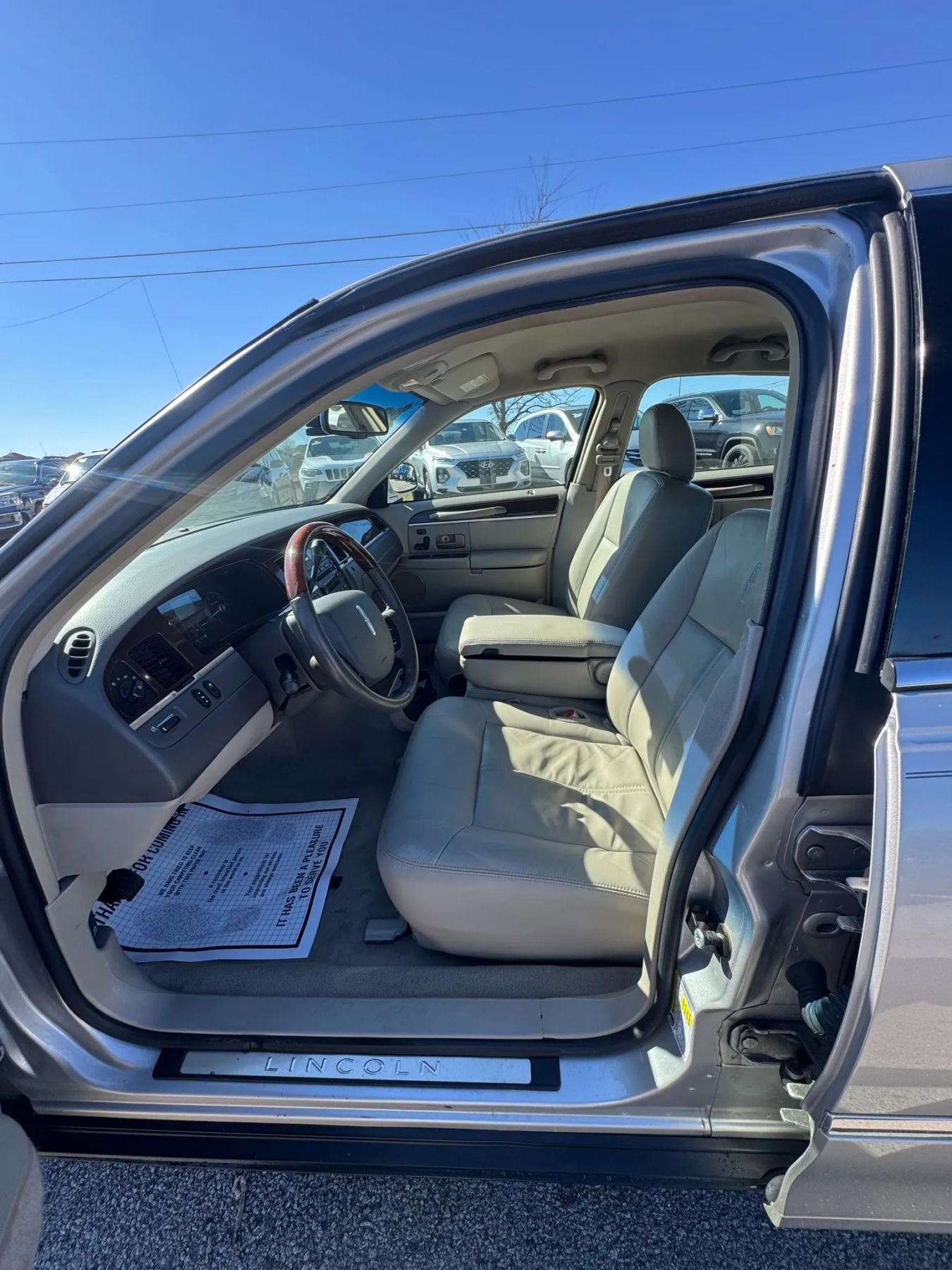 Used 2009 Lincoln Town Car Signature Limited image 8