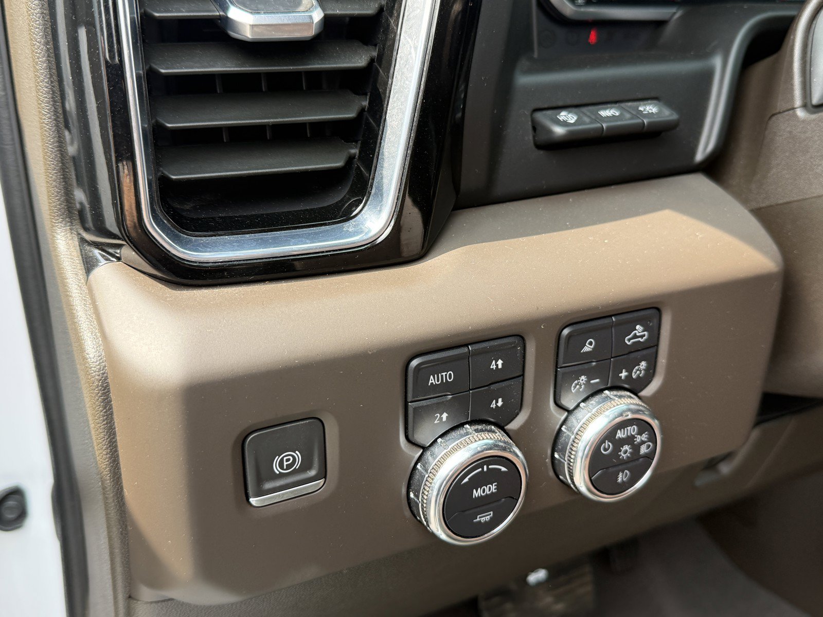 Used 2024 GMC Sierra 3500 Denali w/ Denali Reserve Package AWD/4WD image 19