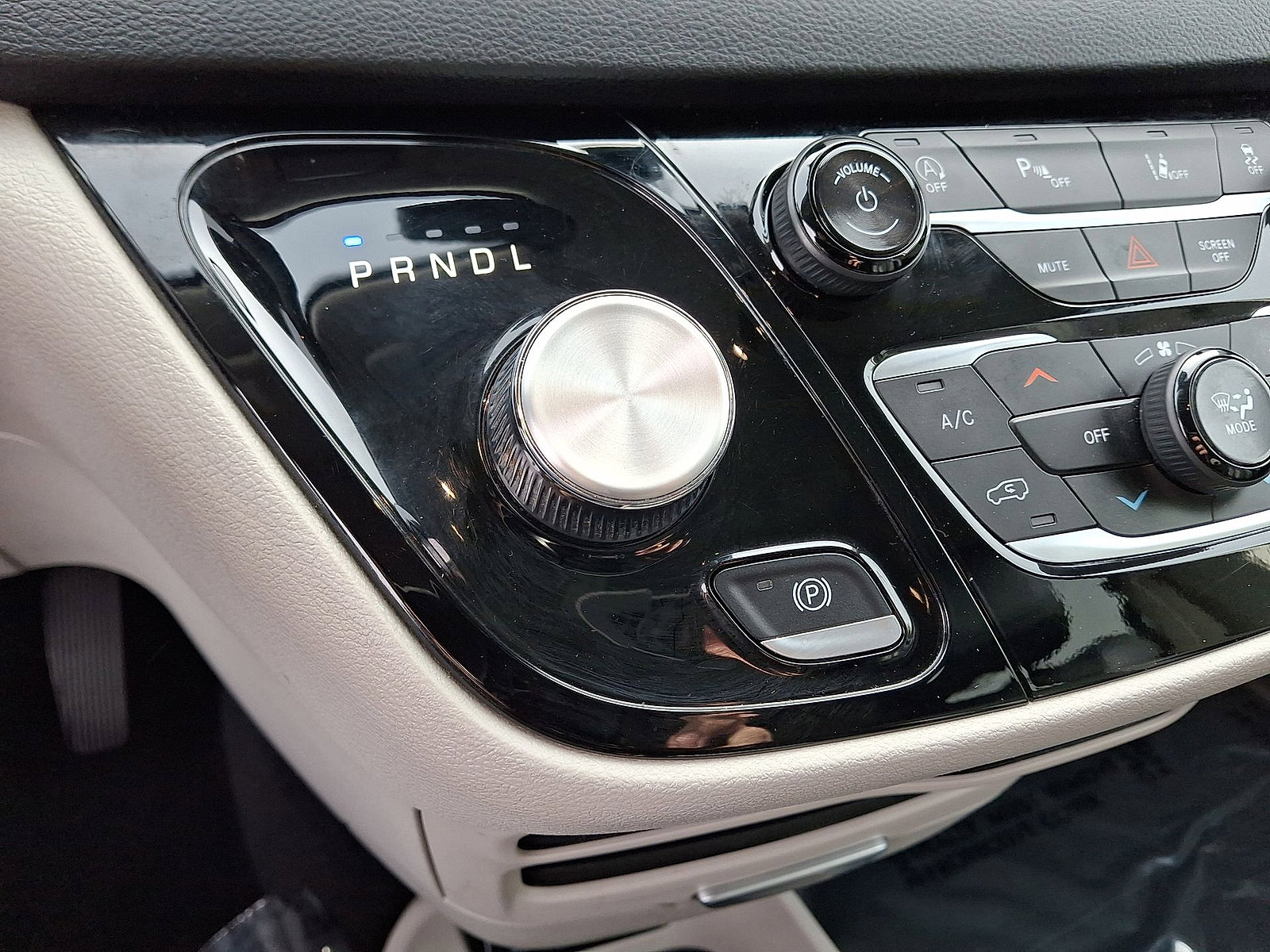 Used 2024 Chrysler Pacifica Touring-L FWD image 12