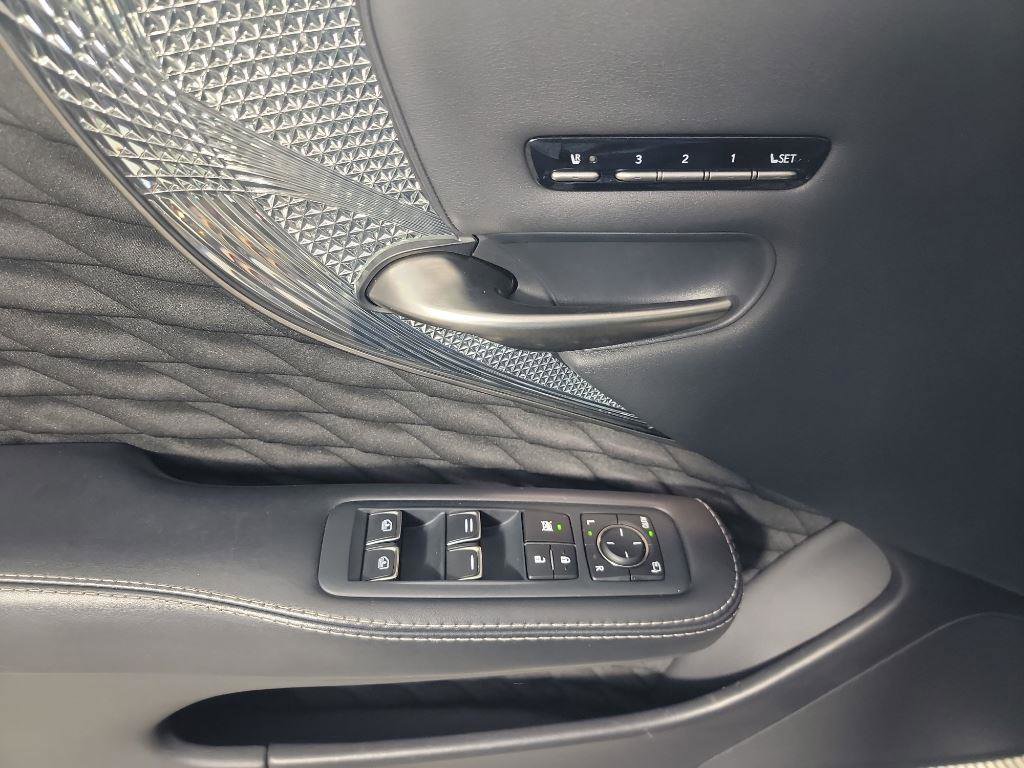 Used 2019 Lexus LS 500h AWD image 38