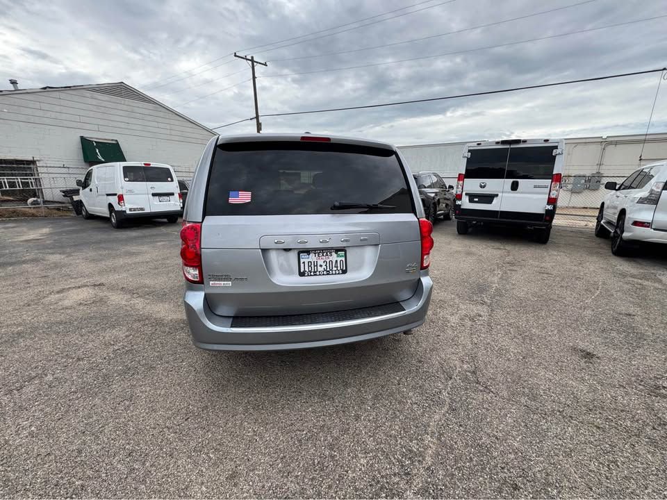 Used 2015 Dodge Grand Caravan R/T image 4