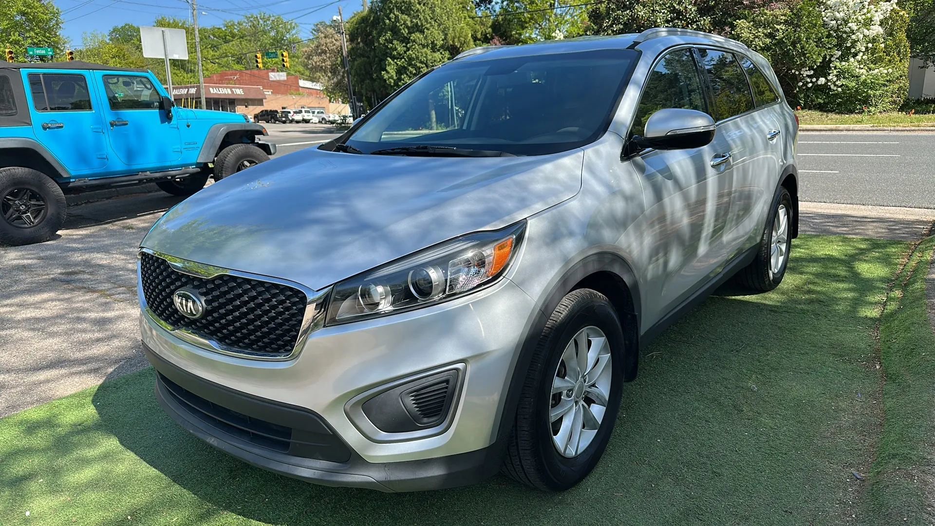 Used 2016 Kia Sorento LX image 3