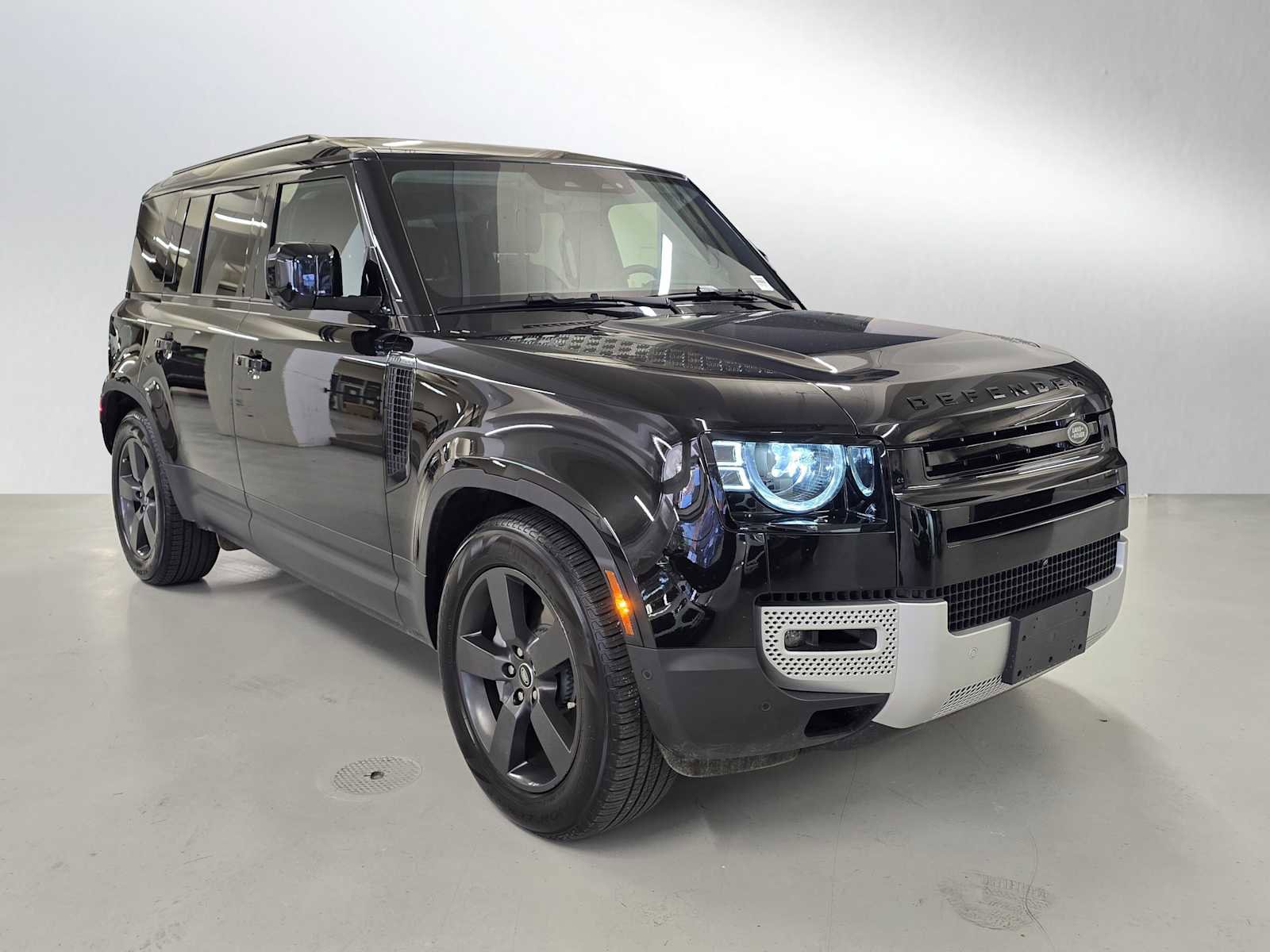Used 2025 Land Rover Defender 110 S AWD/4WD image 7