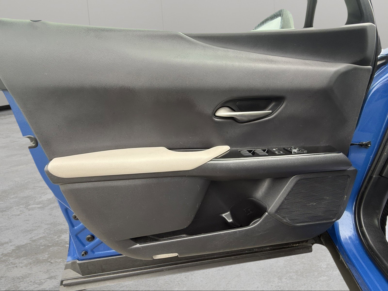 Used 2022 Lexus UX 250h w/ Premium Package image 27