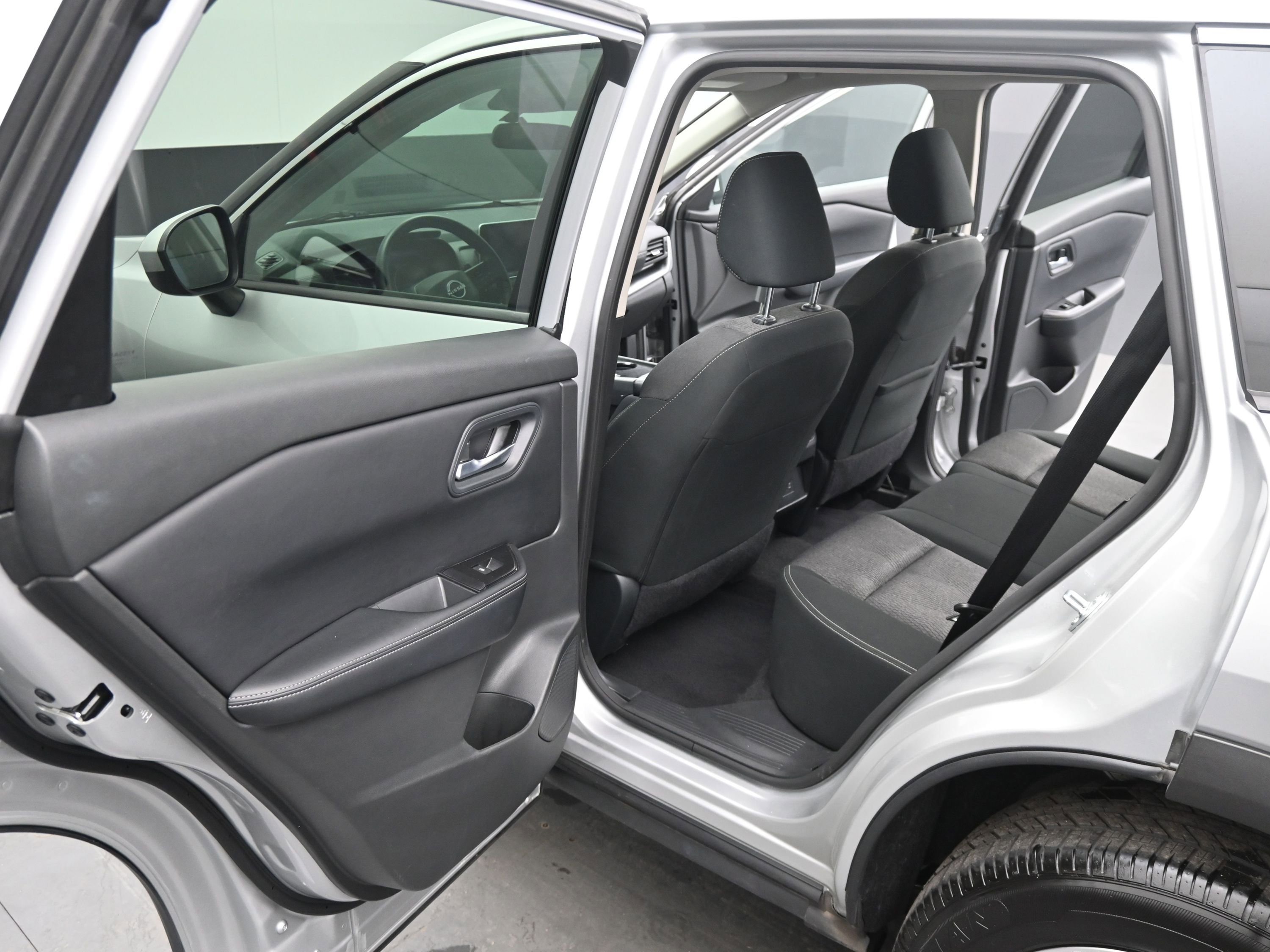 Used 2025 Nissan Rogue SV image 15