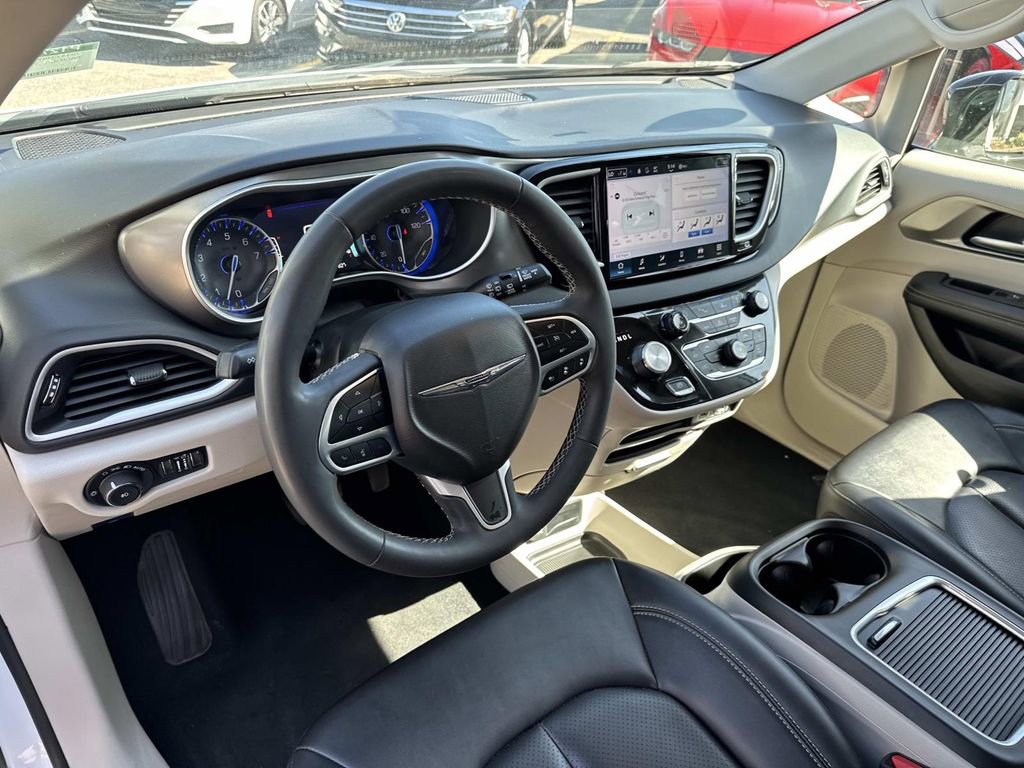 Used 2024 Chrysler Pacifica Touring-L image 19