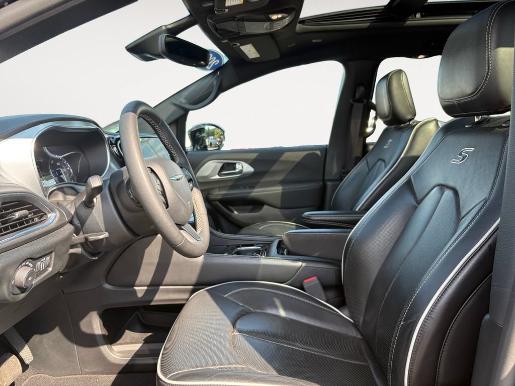 Used 2025 Chrysler Pacifica Limited FWD image 9